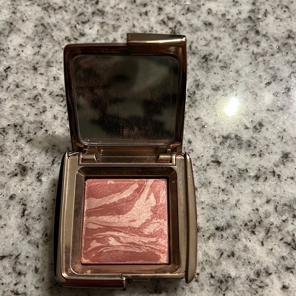 Hourglass
Ambient Lighting Blush Collection - Picture 2 of 3